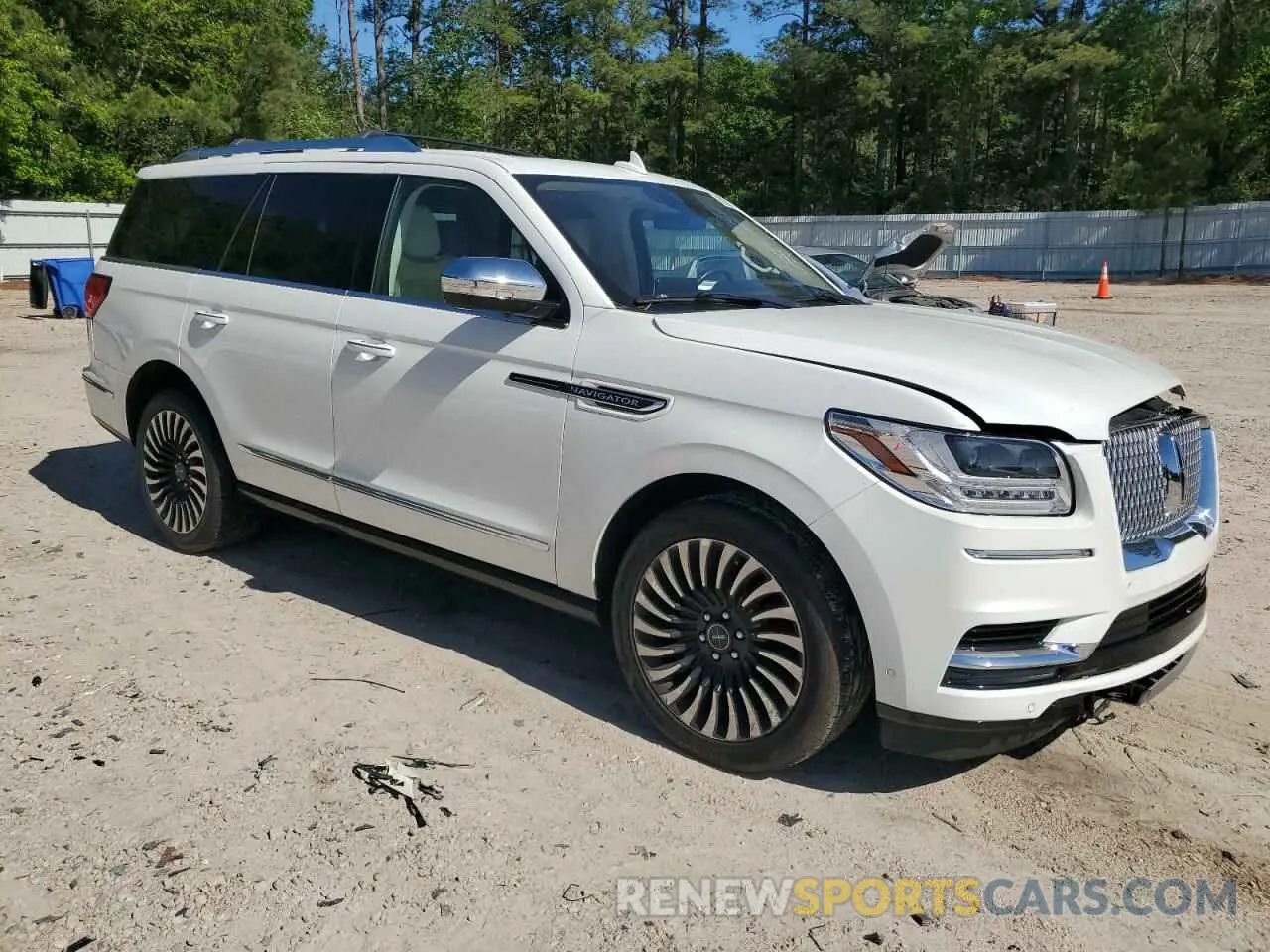 4 Photograph of a damaged car 5LMJJ2TT4LEL00935 LINCOLN NAVIGATOR 2020