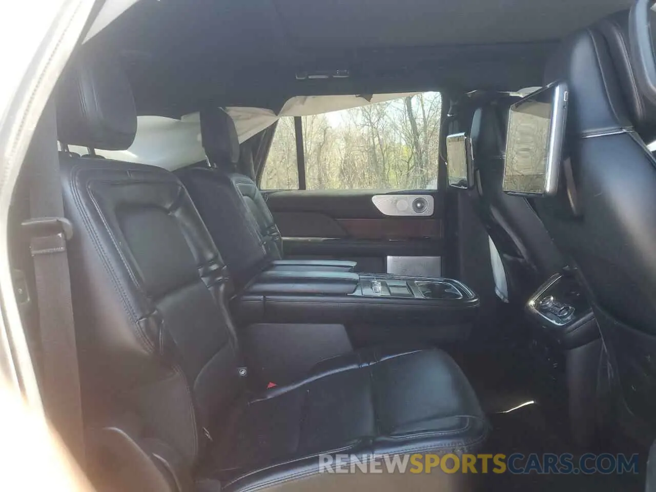 11 Photograph of a damaged car 5LMJJ3LT1LEL17438 LINCOLN NAVIGATOR 2020