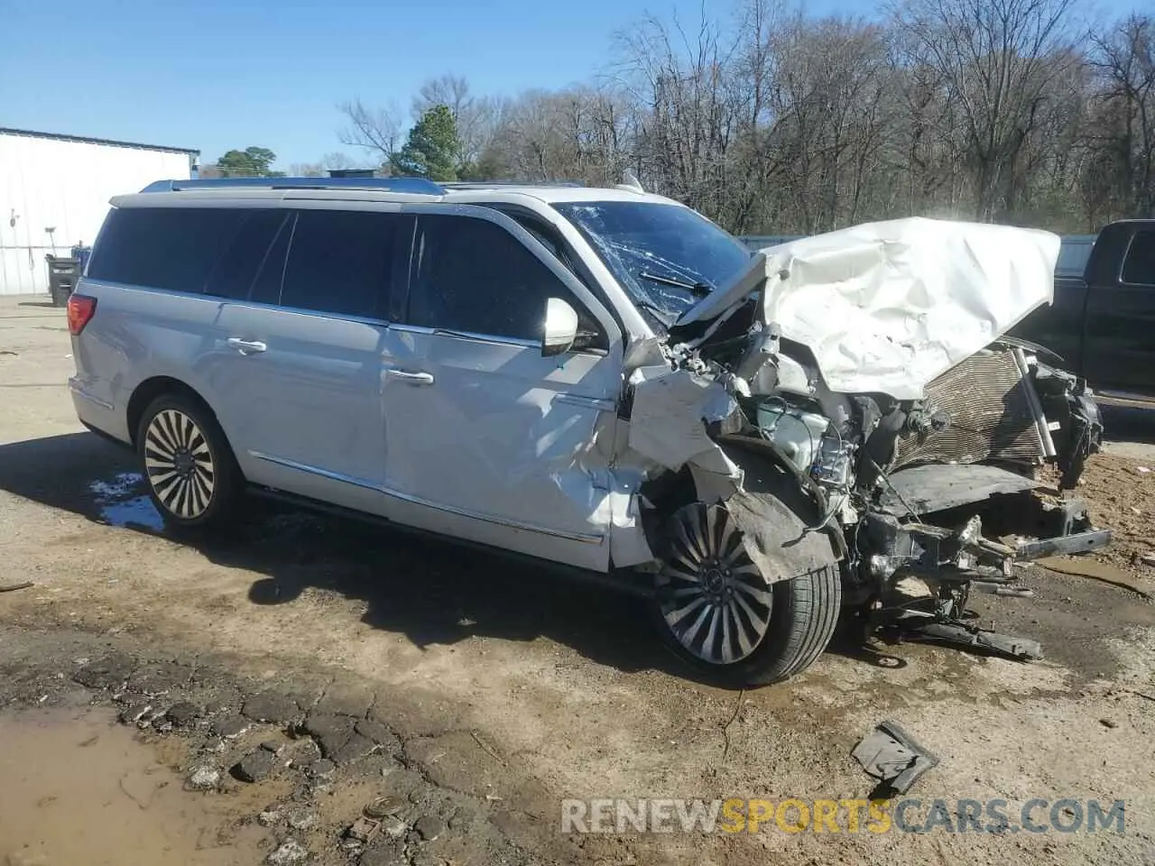 4 Photograph of a damaged car 5LMJJ3LT1LEL17438 LINCOLN NAVIGATOR 2020