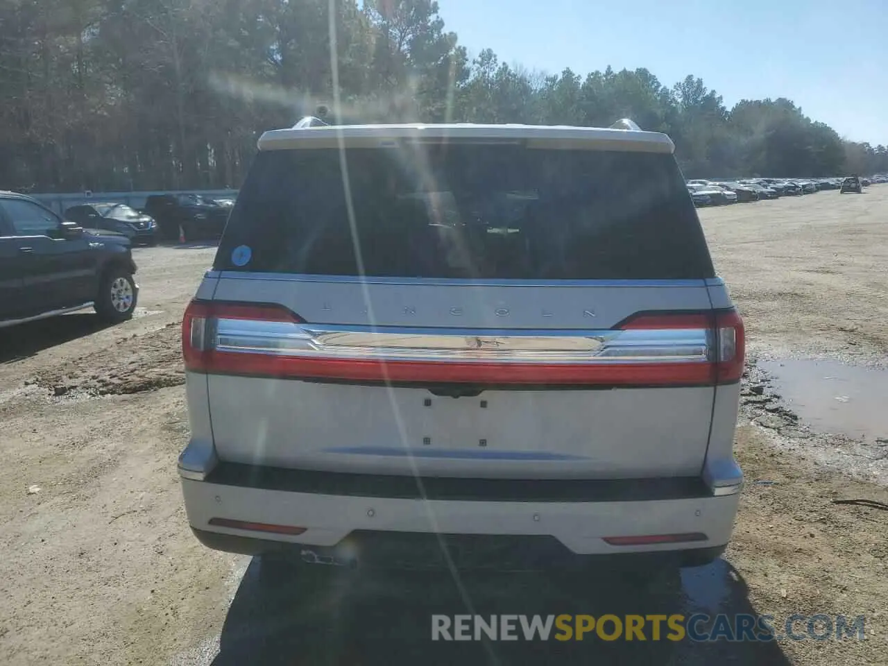 6 Photograph of a damaged car 5LMJJ3LT1LEL17438 LINCOLN NAVIGATOR 2020