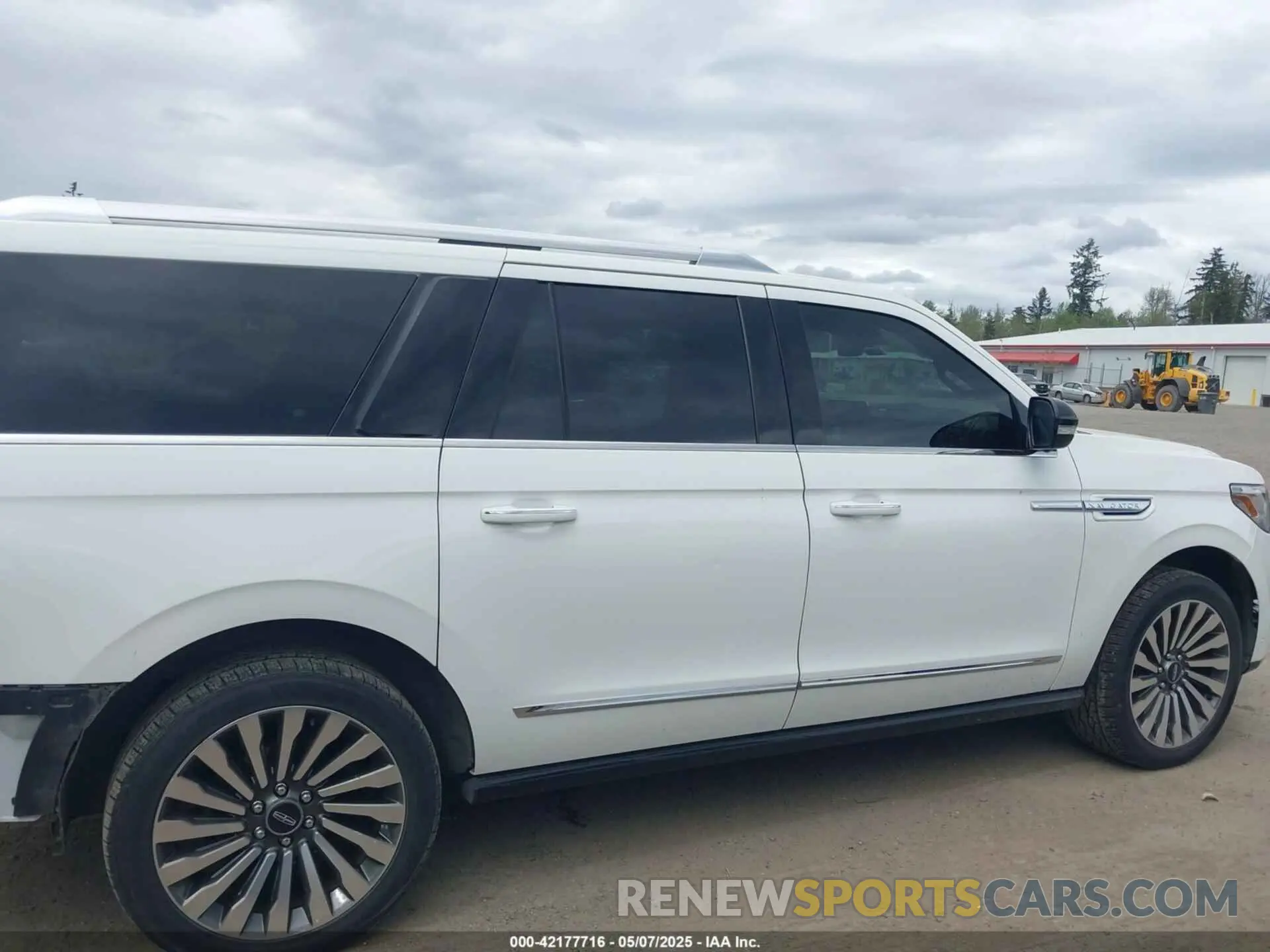 14 Photograph of a damaged car 5LMJJ3LT3LEL05128 LINCOLN NAVIGATOR 2020