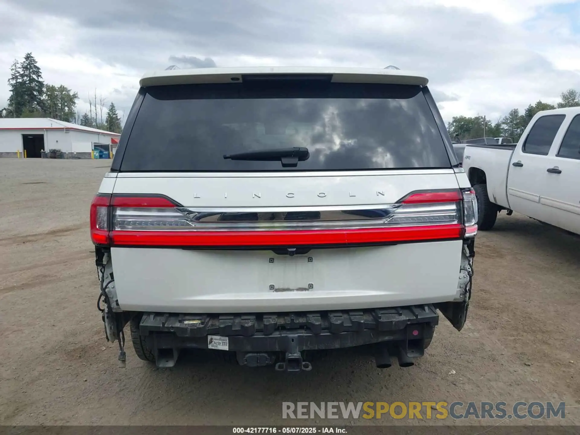 17 Photograph of a damaged car 5LMJJ3LT3LEL05128 LINCOLN NAVIGATOR 2020