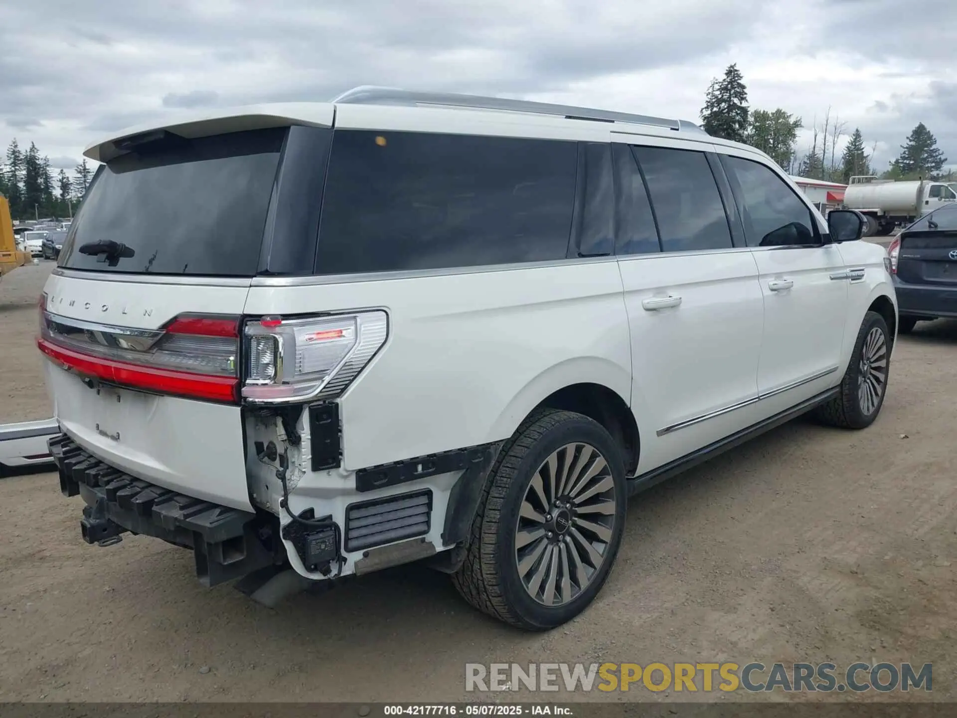 4 Photograph of a damaged car 5LMJJ3LT3LEL05128 LINCOLN NAVIGATOR 2020