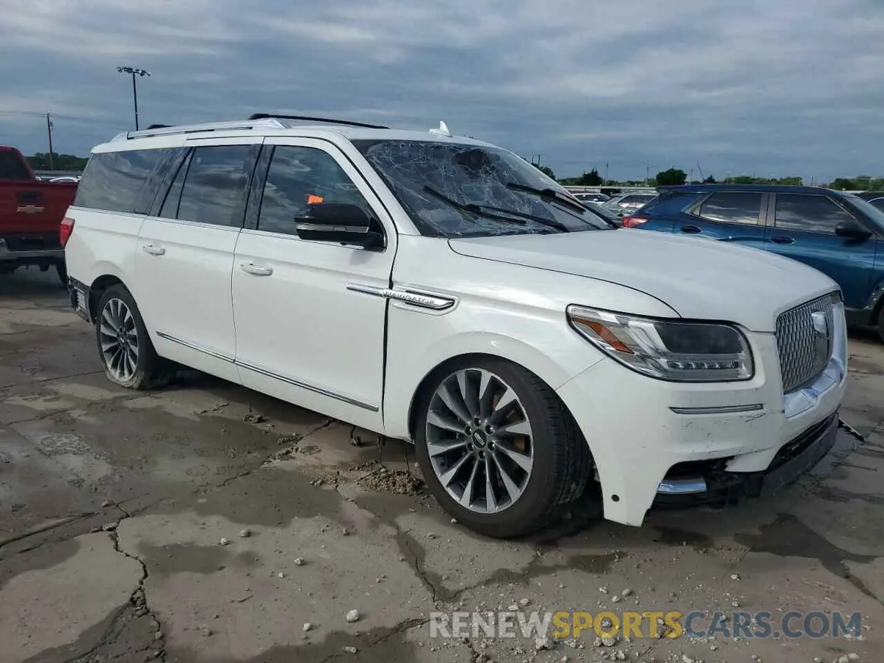4 Photograph of a damaged car 5LMJJ3LT7LEL00661 LINCOLN NAVIGATOR 2020