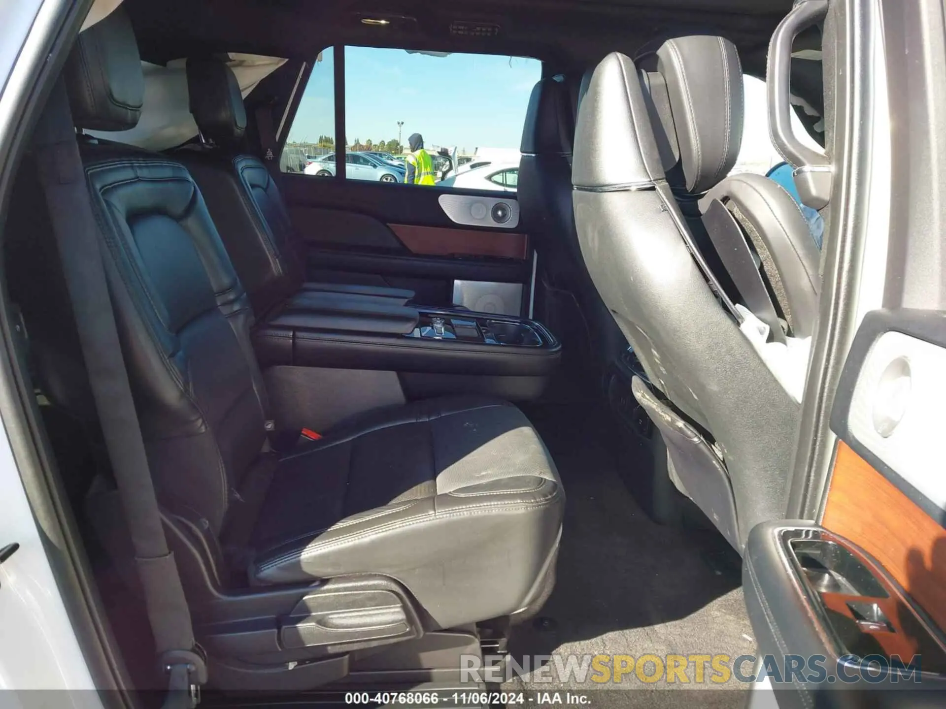 8 Photograph of a damaged car 5LMJJ3LT9LEL11872 LINCOLN NAVIGATOR 2020