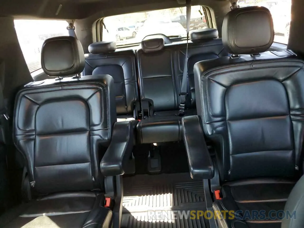 10 Photograph of a damaged car 5LMJJ3LTXLEL01870 LINCOLN NAVIGATOR 2020