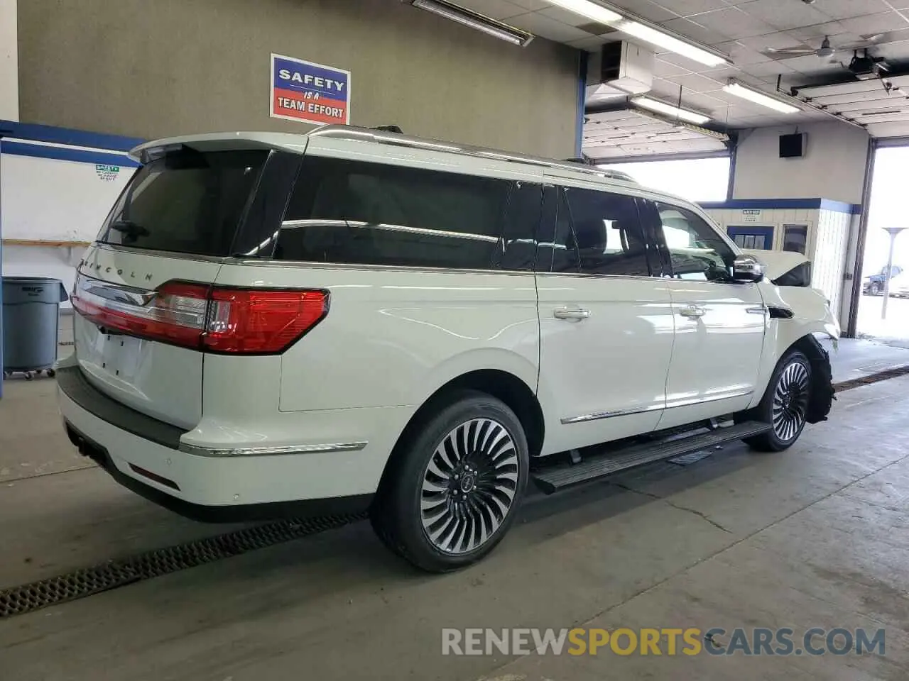 3 Photograph of a damaged car 5LMJJ3TT5LEL23937 LINCOLN NAVIGATOR 2020