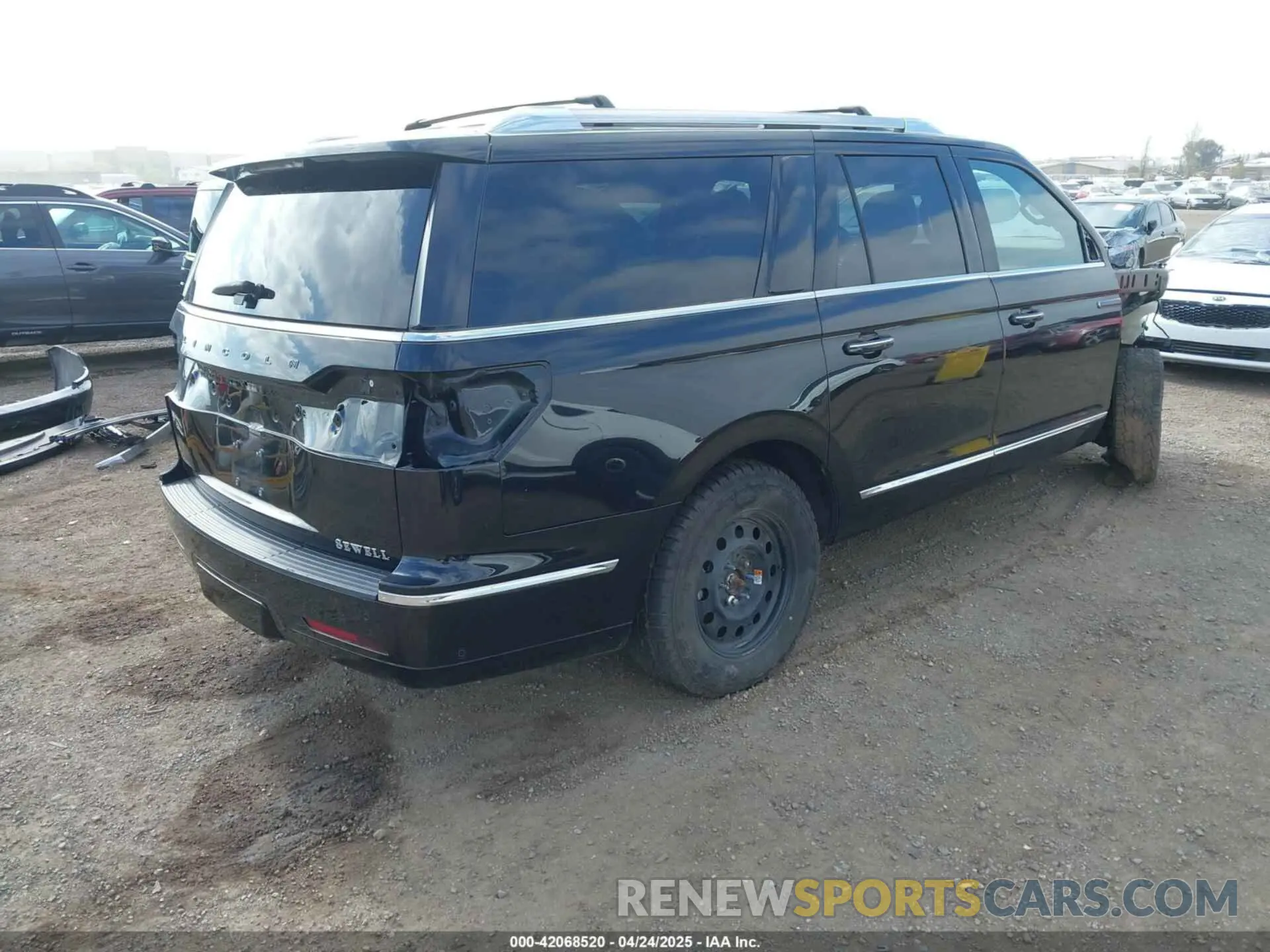 4 Photograph of a damaged car 5LMJJ3TT6LEL09528 LINCOLN NAVIGATOR 2020