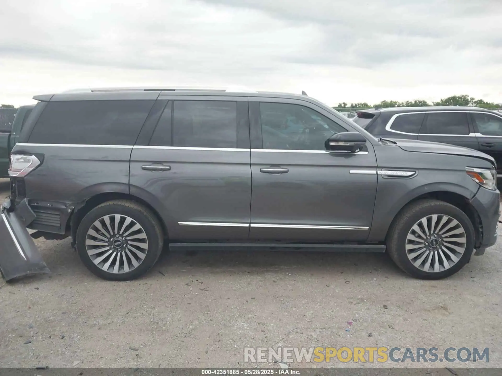 13 Photograph of a damaged car 5LMJJ2KT7MEL07459 LINCOLN NAVIGATOR 2021
