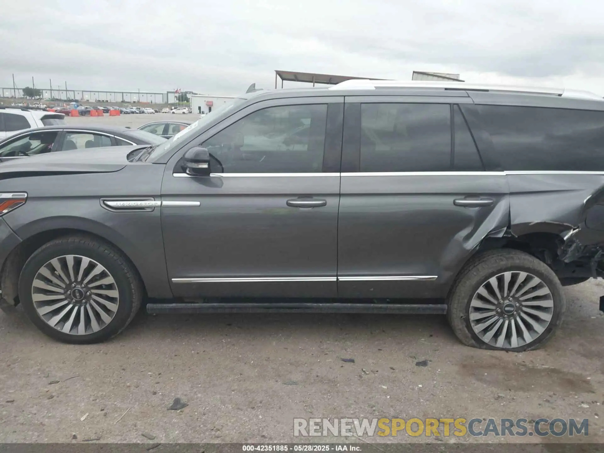 14 Photograph of a damaged car 5LMJJ2KT7MEL07459 LINCOLN NAVIGATOR 2021