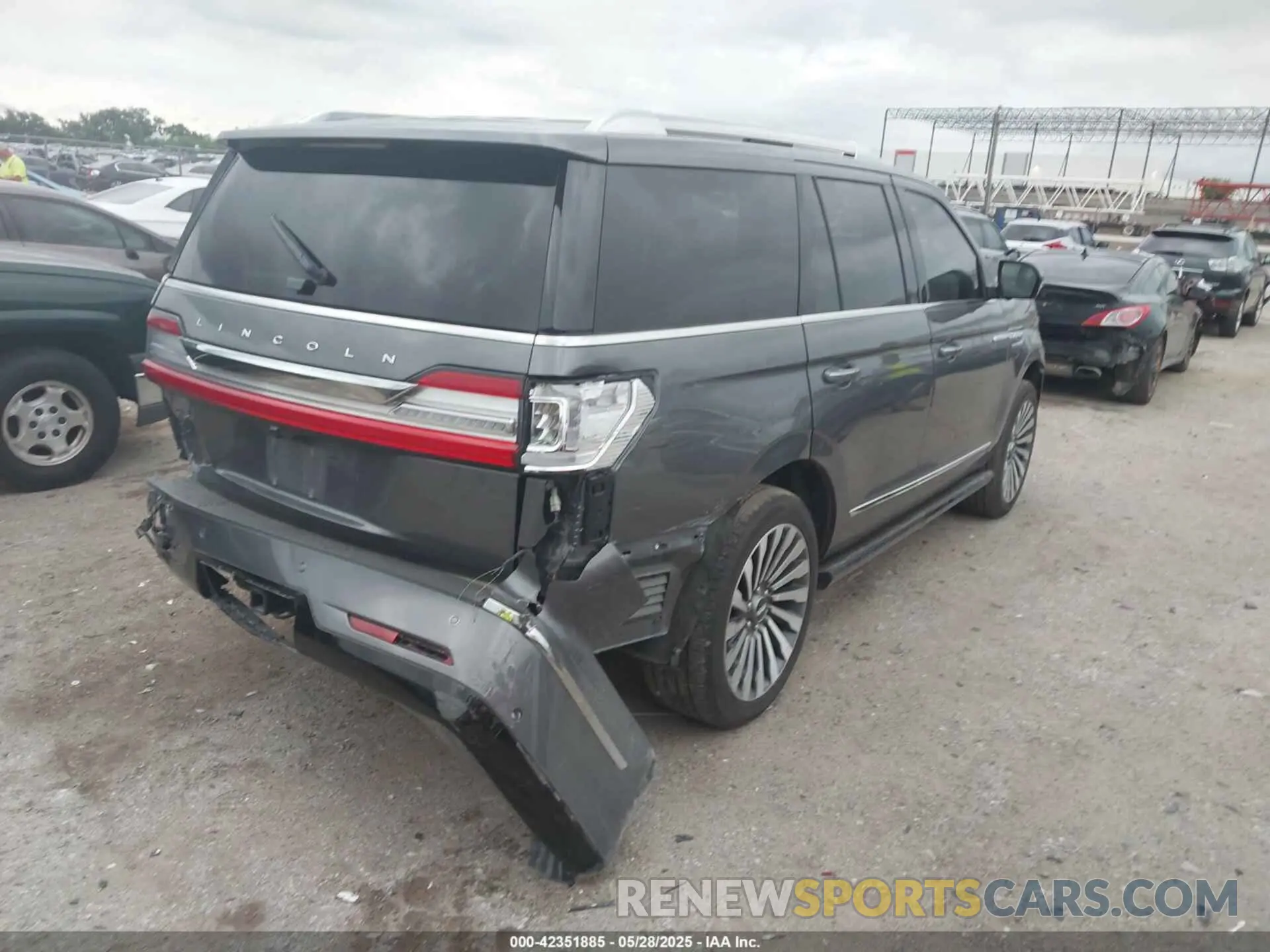 4 Photograph of a damaged car 5LMJJ2KT7MEL07459 LINCOLN NAVIGATOR 2021