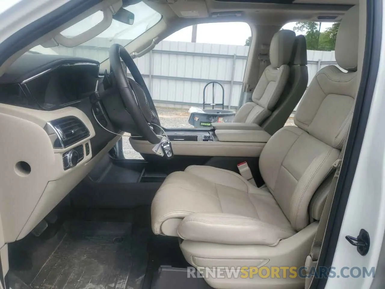 7 Photograph of a damaged car 5LMJJ2LT1MEL20447 LINCOLN NAVIGATOR 2021