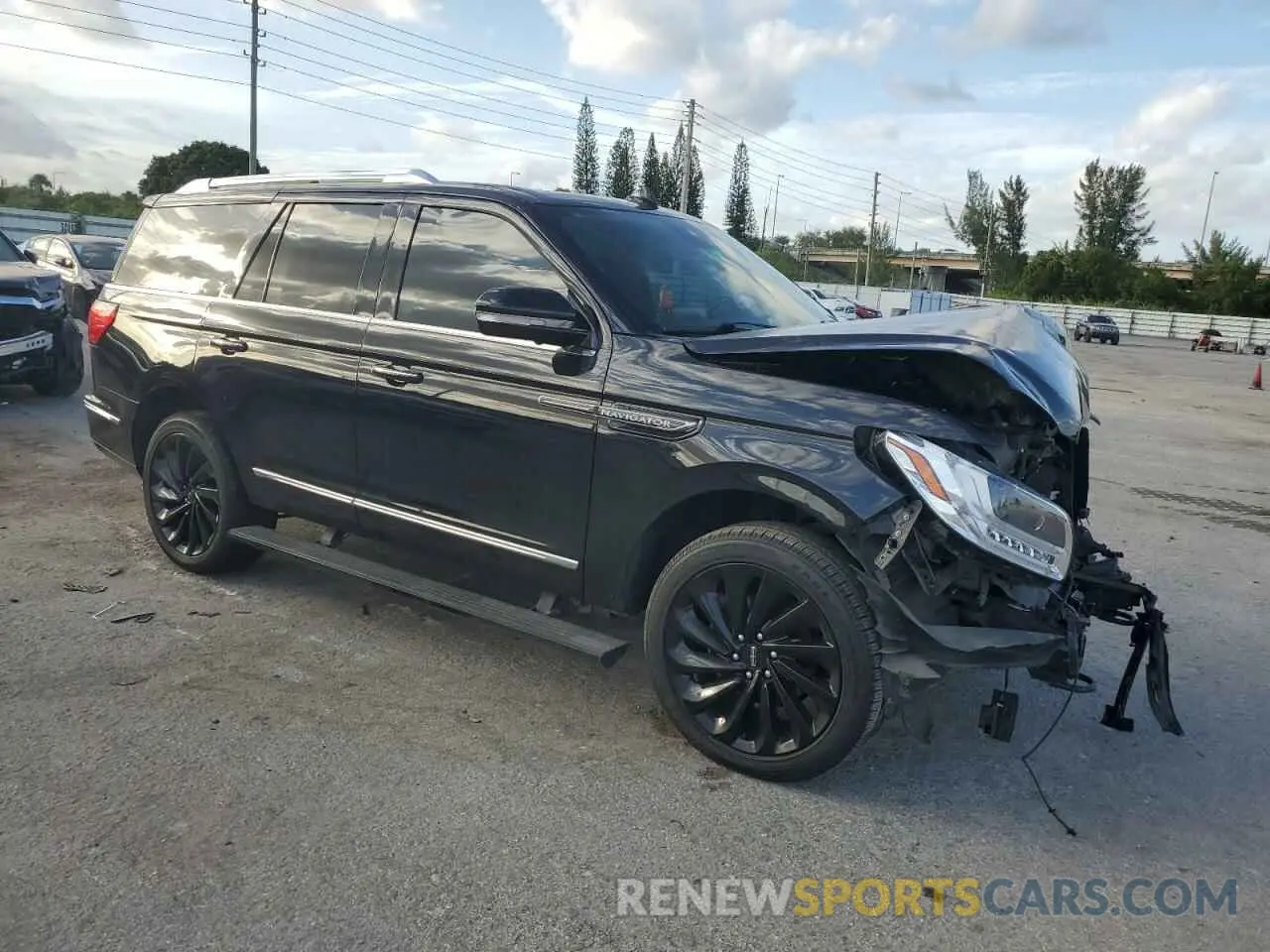 4 Photograph of a damaged car 5LMJJ2LT5MEL01433 LINCOLN NAVIGATOR 2021