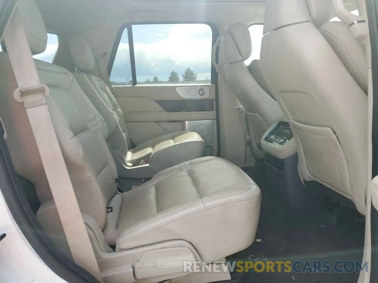 11 Photograph of a damaged car 5LMJJ2LT5MEL13033 LINCOLN NAVIGATOR 2021