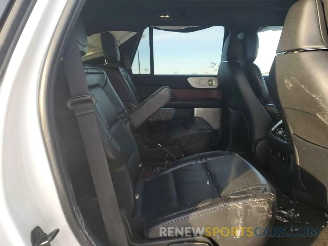 11 Photograph of a damaged car 5LMJJ2LT5MEL15140 LINCOLN NAVIGATOR 2021