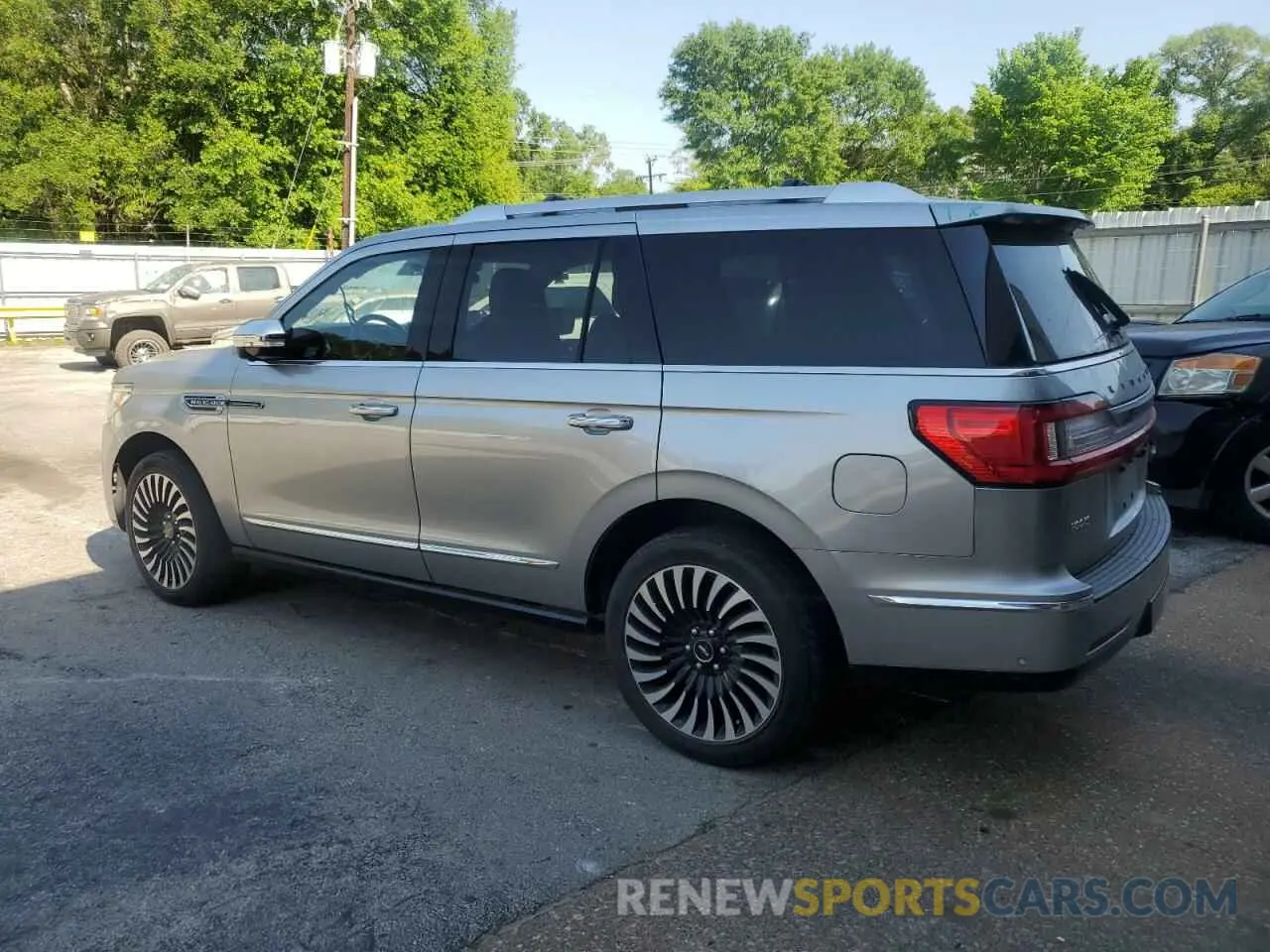 2 Photograph of a damaged car 5LMJJ2TT1MEL08380 LINCOLN NAVIGATOR 2021
