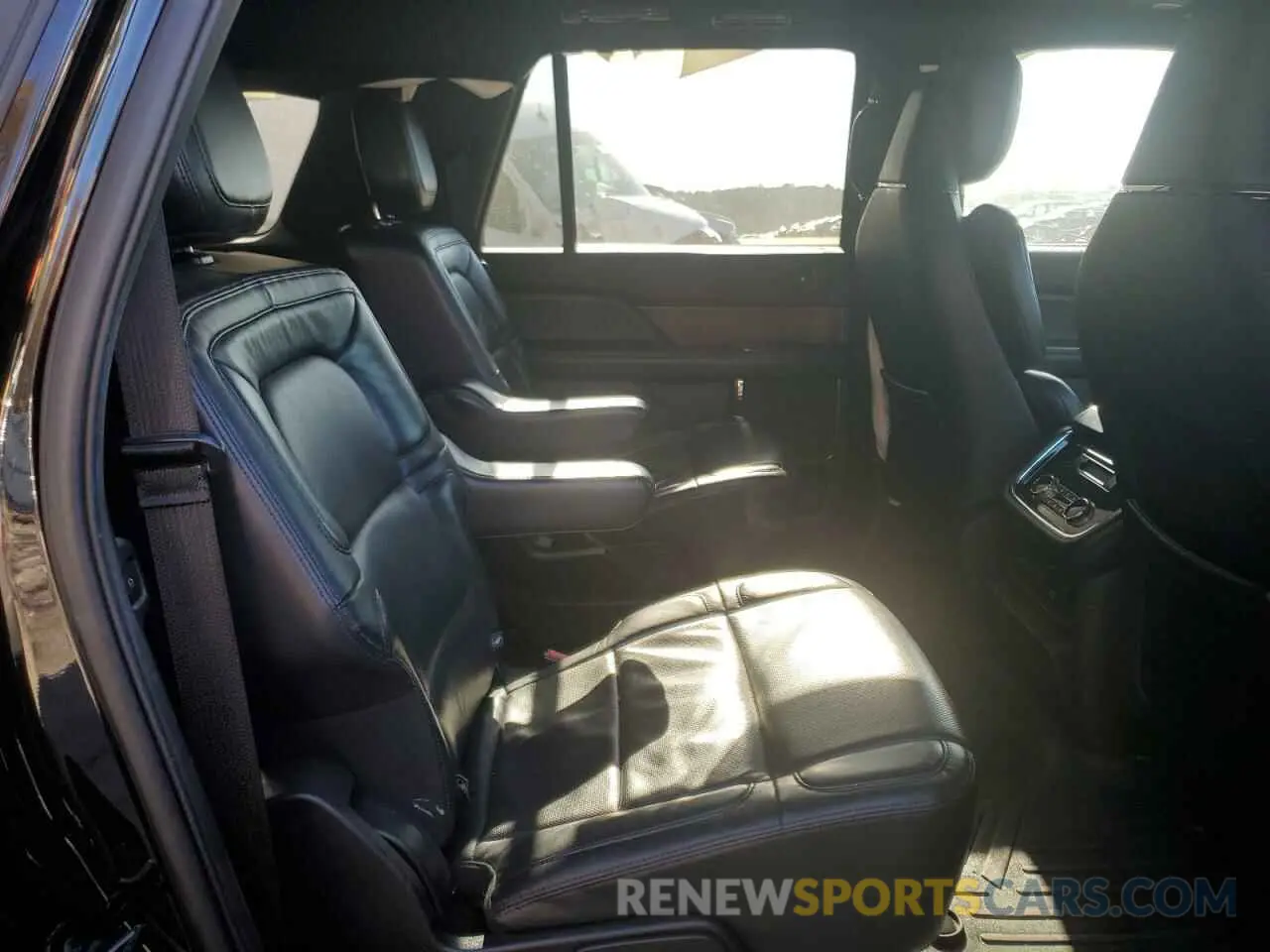 11 Photograph of a damaged car 5LMJJ3LT8MEL06986 LINCOLN NAVIGATOR 2021
