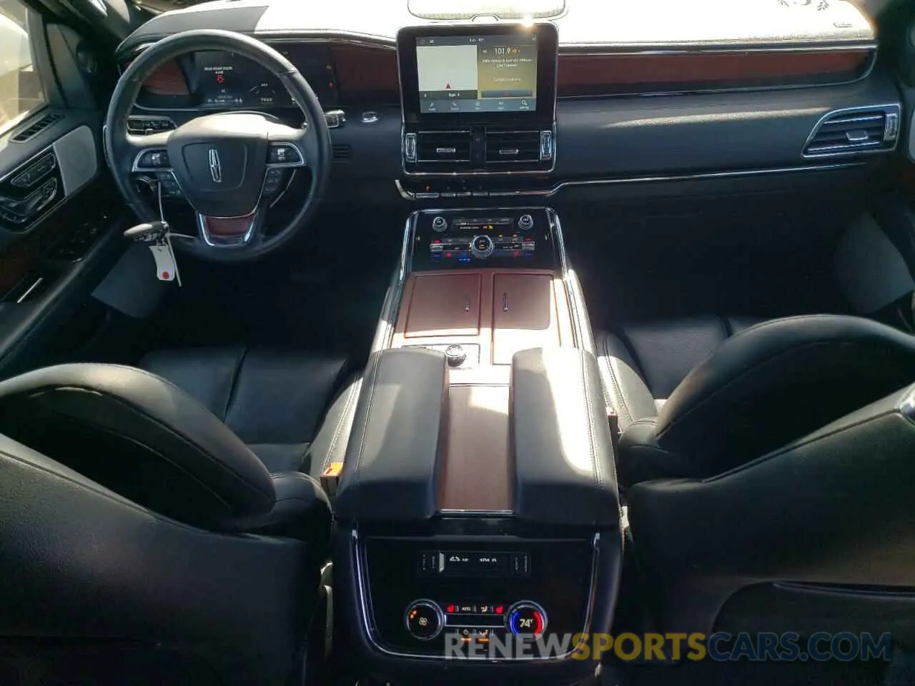 8 Photograph of a damaged car 5LMJJ3LT9MEL20492 LINCOLN NAVIGATOR 2021