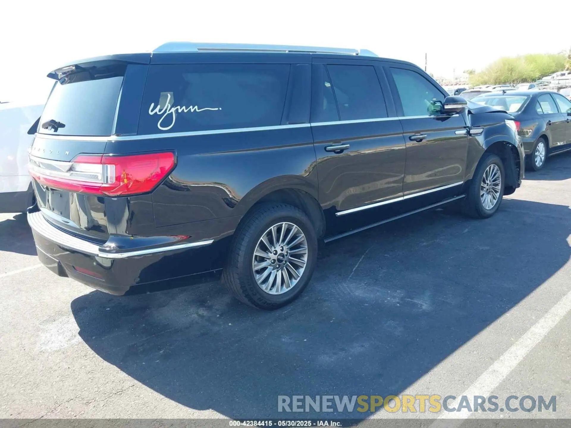 4 Photograph of a damaged car 5LMJJ3MT2MEL10966 LINCOLN NAVIGATOR 2021