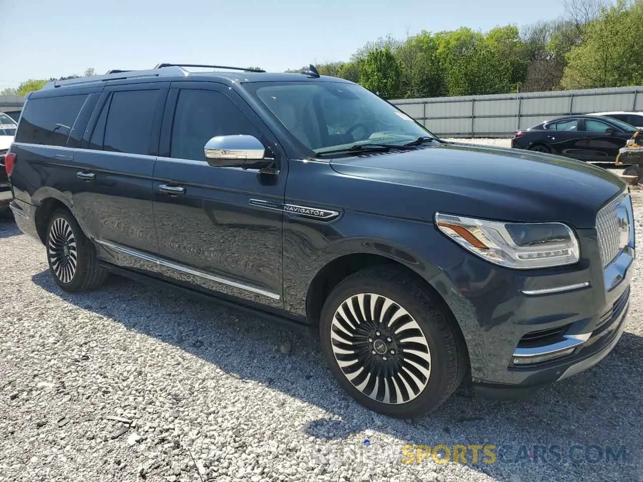 4 Photograph of a damaged car 5LMJJ3TT9MEL16717 LINCOLN NAVIGATOR 2021