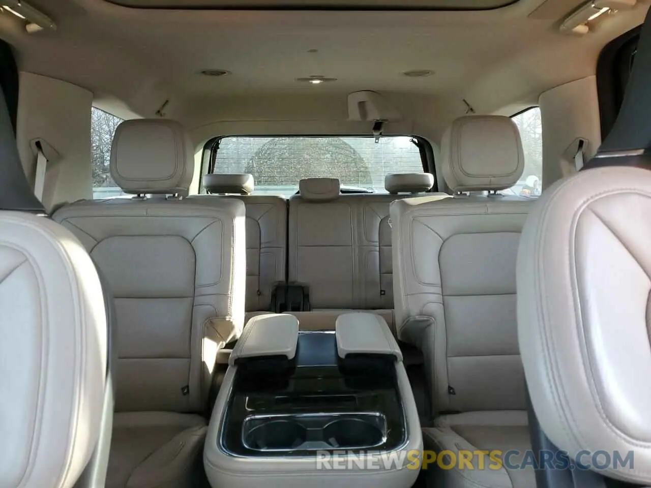 10 Photograph of a damaged car 5LMJJ2LT0NEL01129 LINCOLN NAVIGATOR 2022