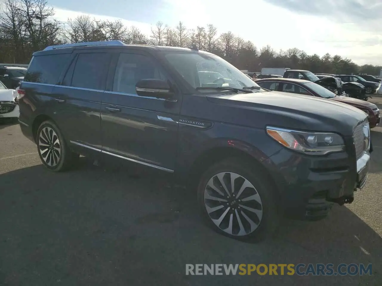 4 Photograph of a damaged car 5LMJJ2LT0NEL01129 LINCOLN NAVIGATOR 2022