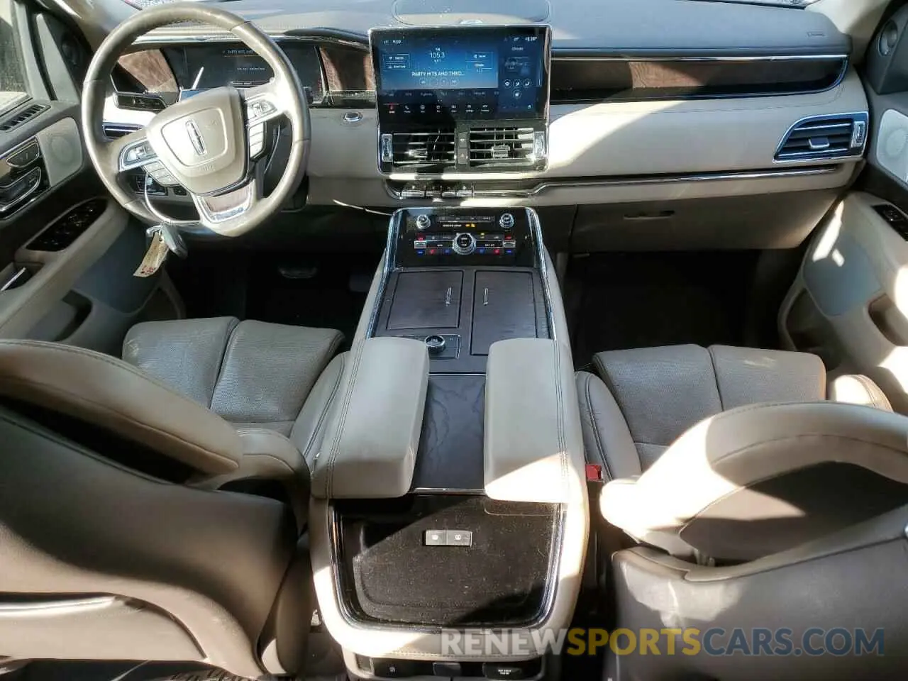 8 Photograph of a damaged car 5LMJJ2LT0NEL01129 LINCOLN NAVIGATOR 2022