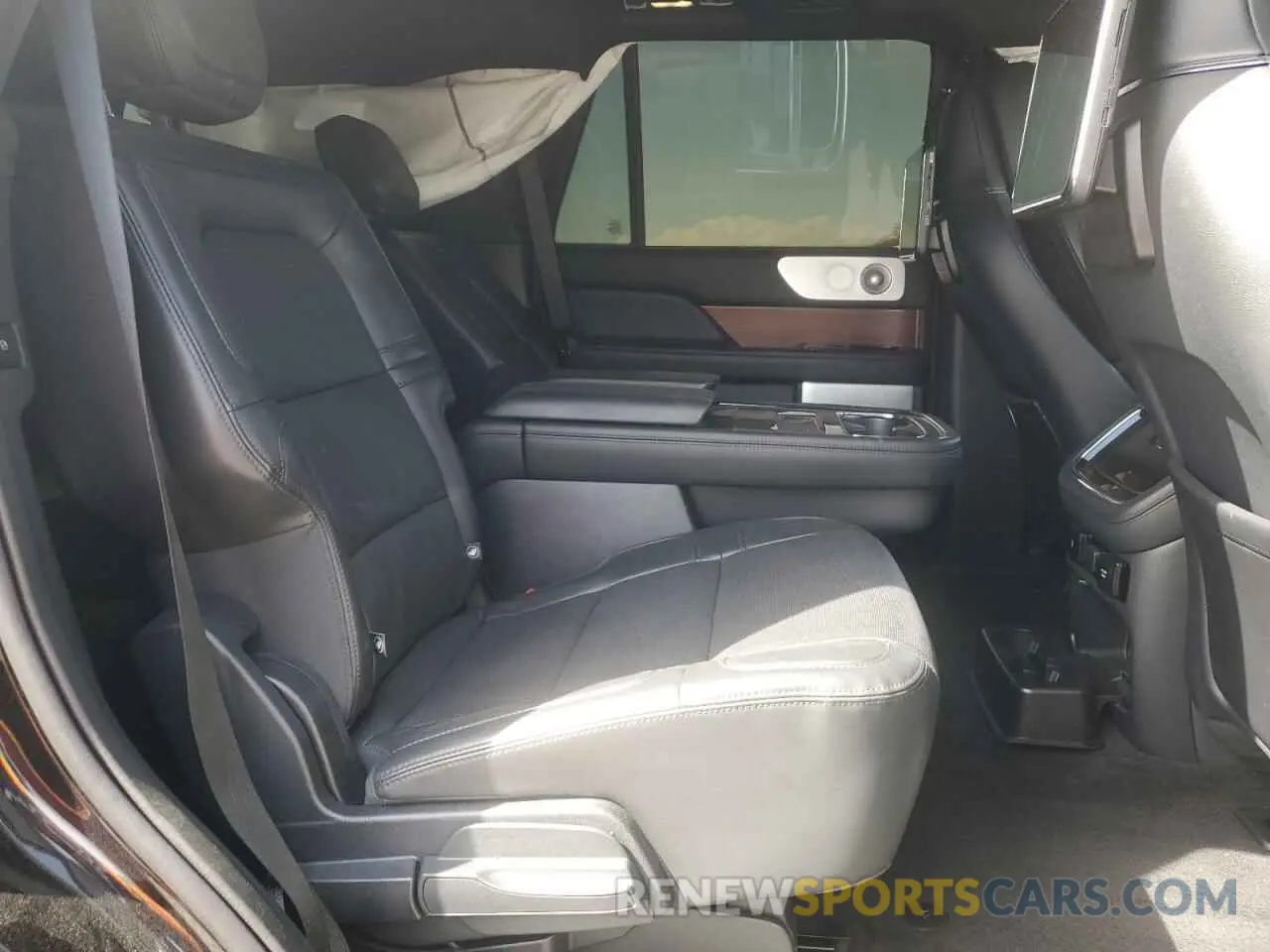 11 Photograph of a damaged car 5LMJJ2LT1NEL16478 LINCOLN NAVIGATOR 2022