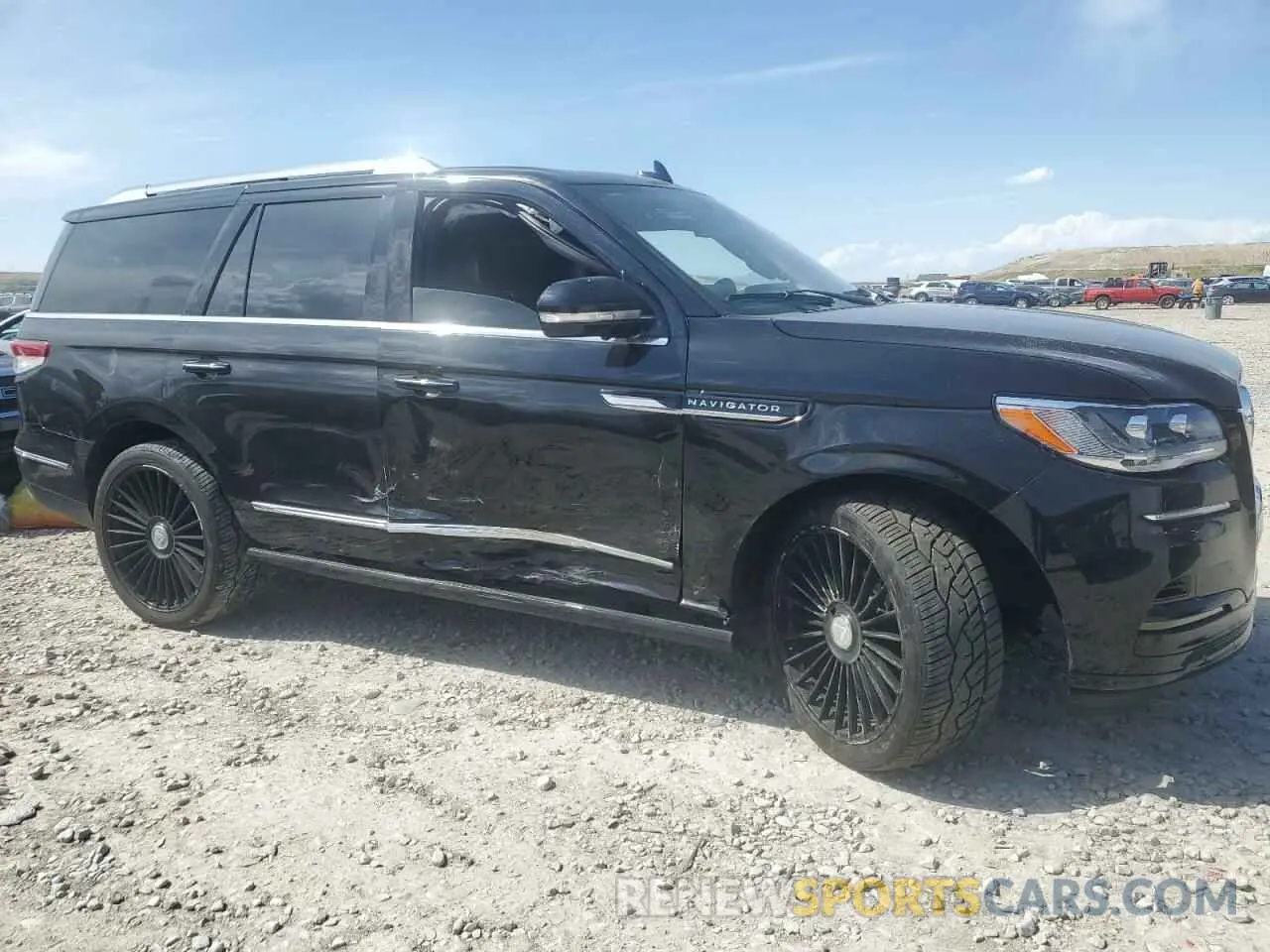 4 Photograph of a damaged car 5LMJJ2LT1NEL16478 LINCOLN NAVIGATOR 2022