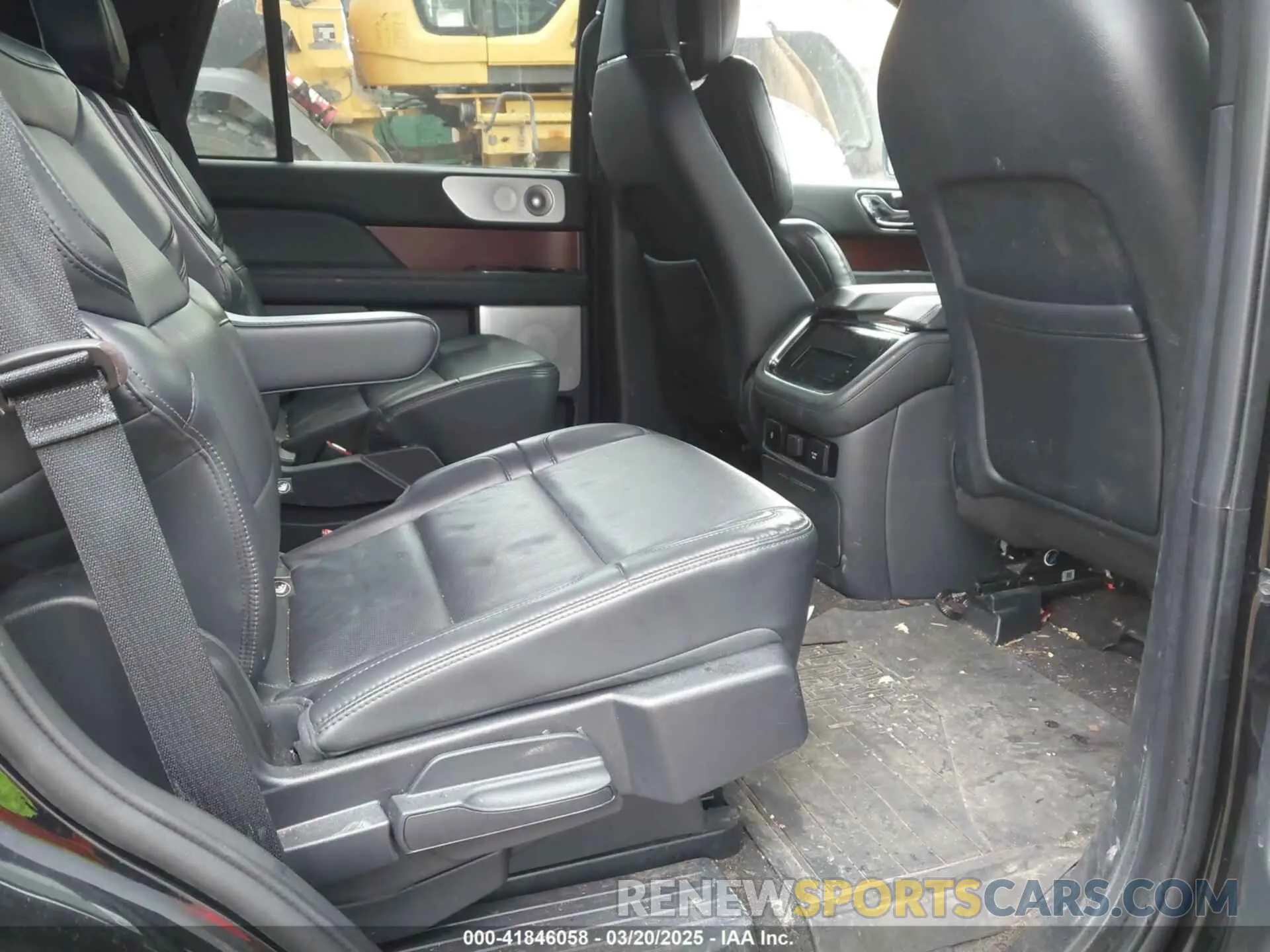 8 Photograph of a damaged car 5LMJJ2LT2NEL09149 LINCOLN NAVIGATOR 2022