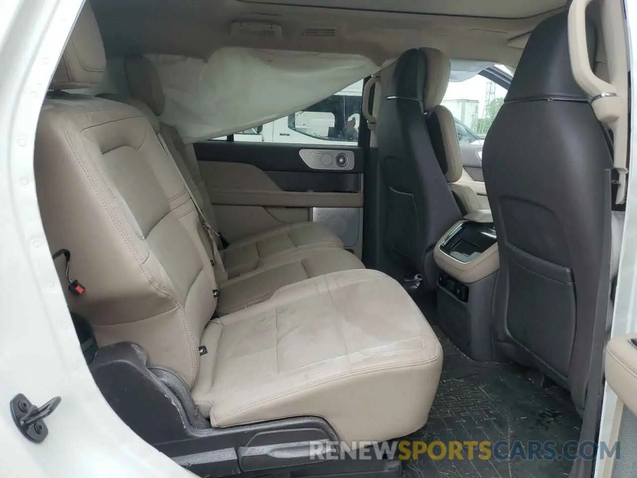 11 Photograph of a damaged car 5LMJJ2LT6NEL04181 LINCOLN NAVIGATOR 2022