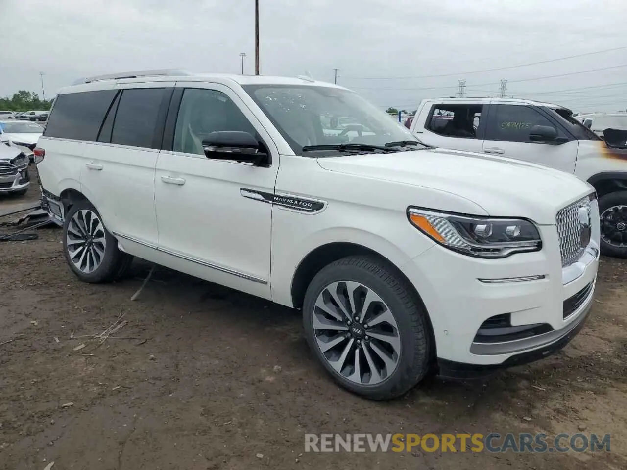 4 Photograph of a damaged car 5LMJJ2LT6NEL04181 LINCOLN NAVIGATOR 2022