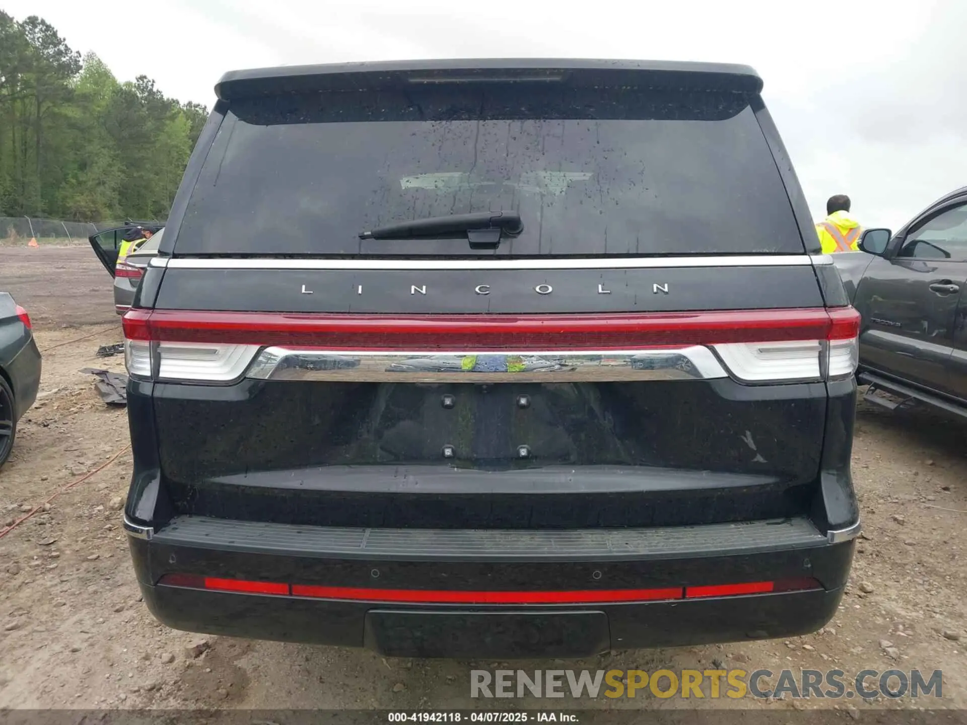 17 Photograph of a damaged car 5LMJJ2LT8NEL04005 LINCOLN NAVIGATOR 2022