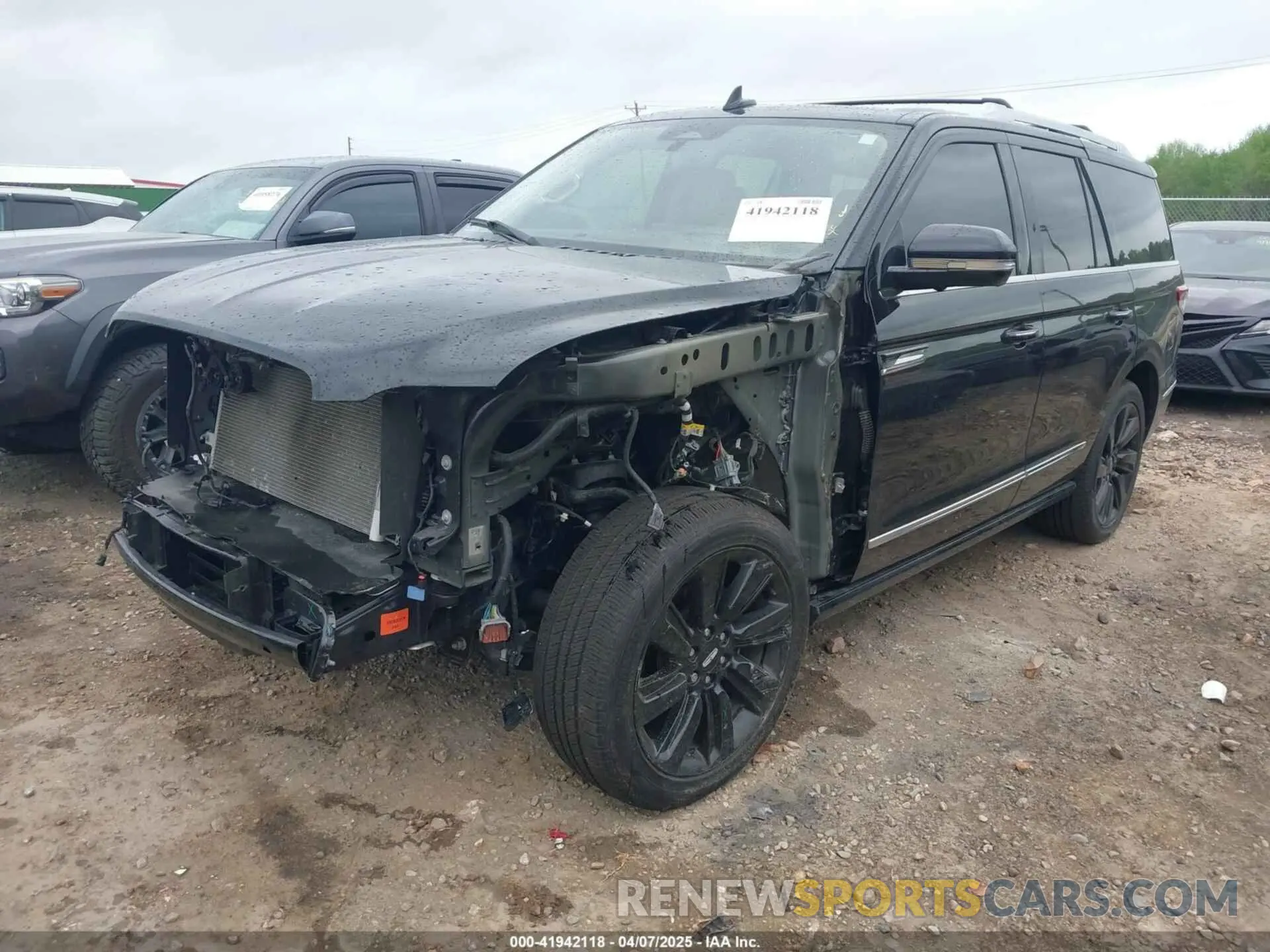 2 Photograph of a damaged car 5LMJJ2LT8NEL04005 LINCOLN NAVIGATOR 2022