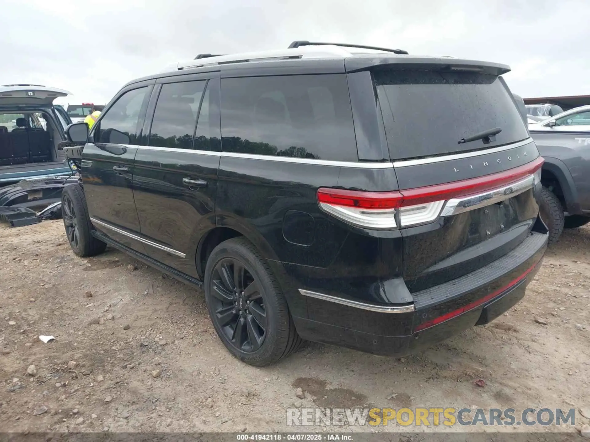 3 Photograph of a damaged car 5LMJJ2LT8NEL04005 LINCOLN NAVIGATOR 2022