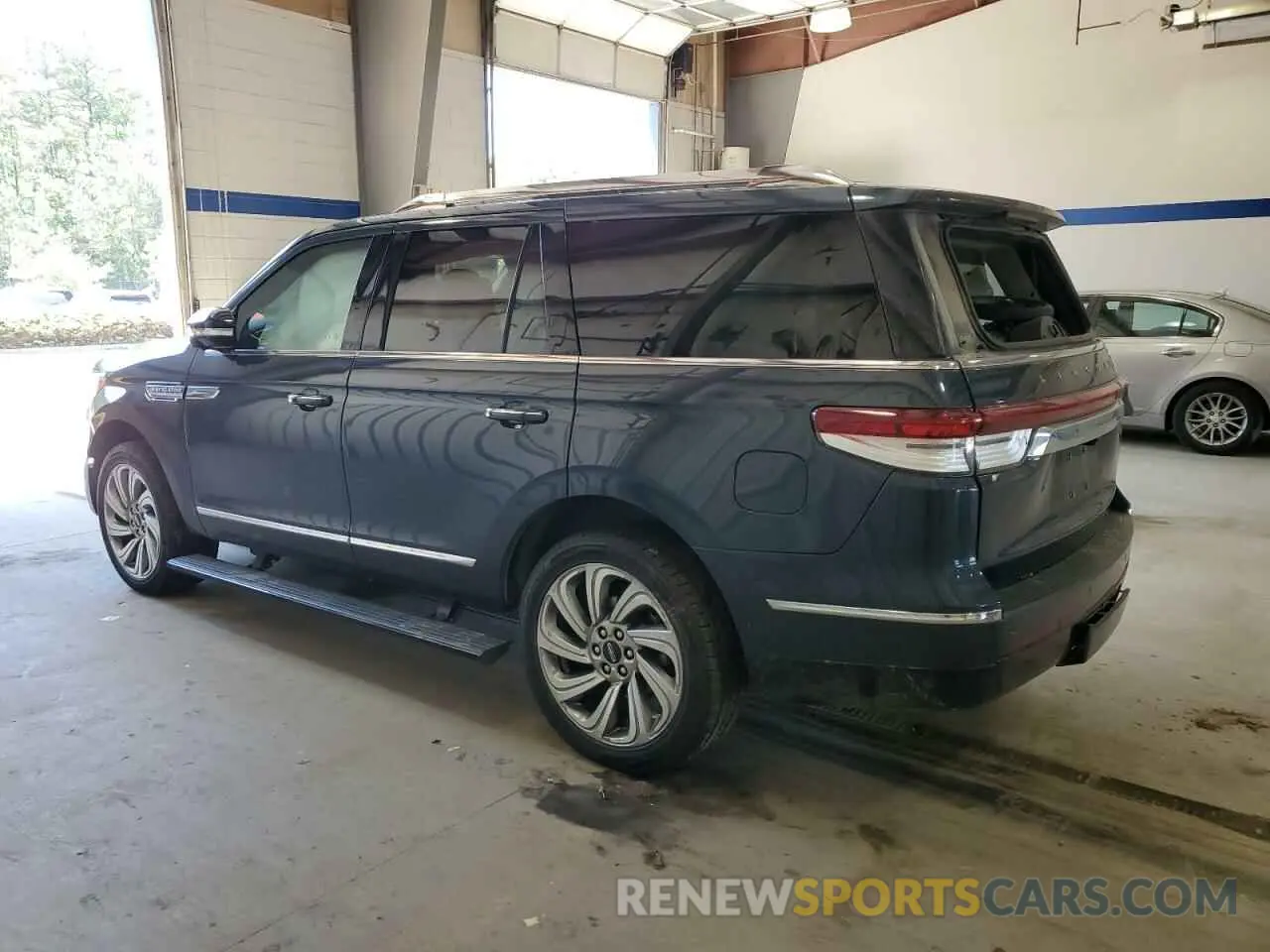2 Photograph of a damaged car 5LMJJ2LT8NEL04053 LINCOLN NAVIGATOR 2022