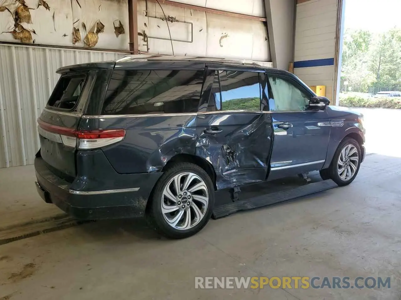 3 Photograph of a damaged car 5LMJJ2LT8NEL04053 LINCOLN NAVIGATOR 2022