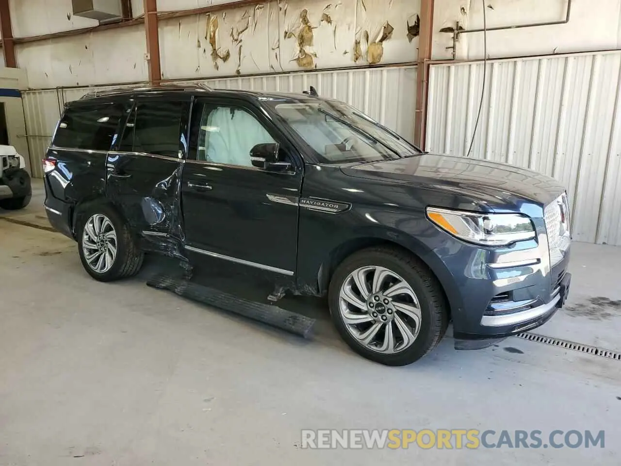 4 Photograph of a damaged car 5LMJJ2LT8NEL04053 LINCOLN NAVIGATOR 2022