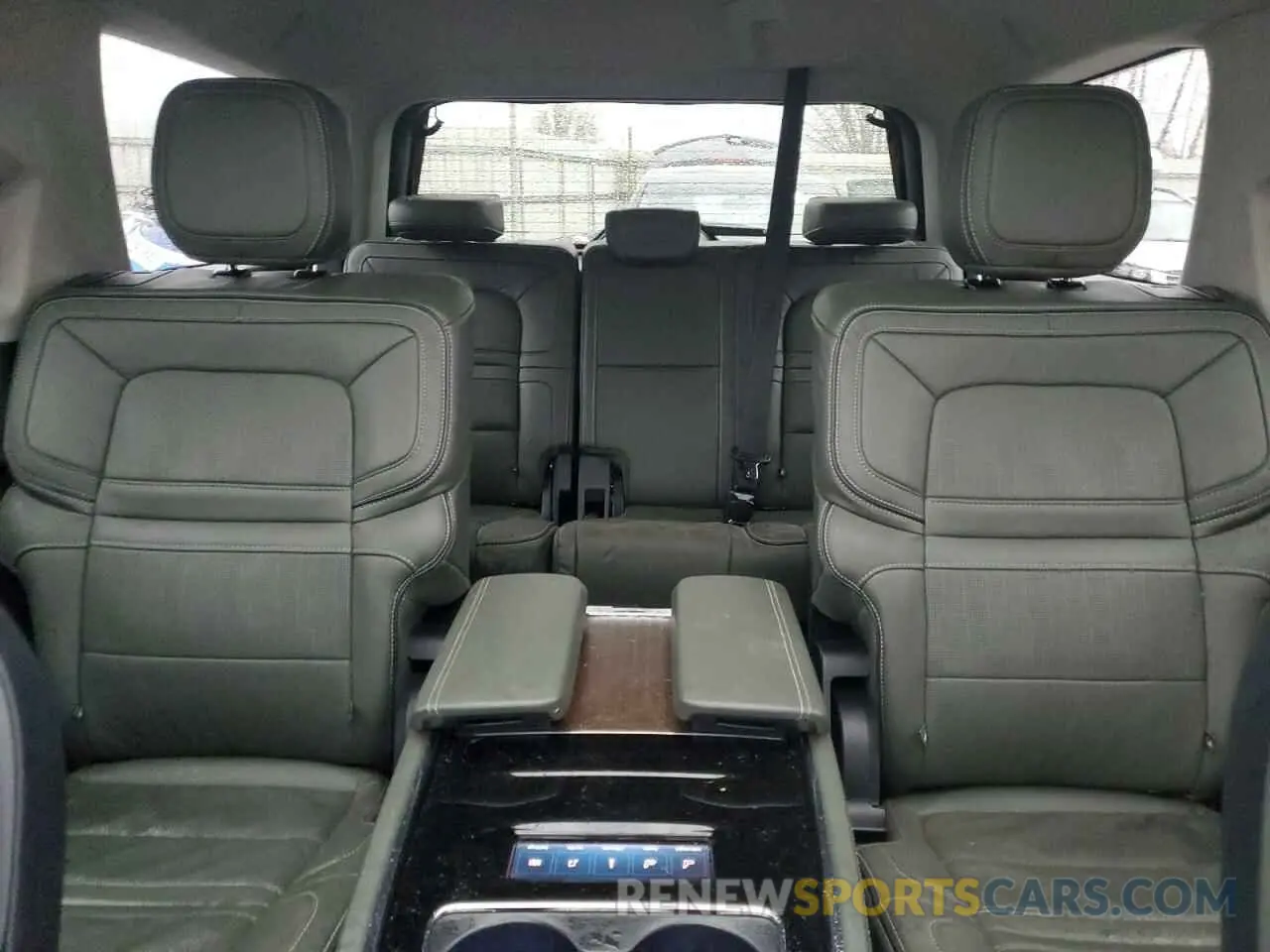 10 Photograph of a damaged car 5LMJJ2TT6NEL04617 LINCOLN NAVIGATOR 2022