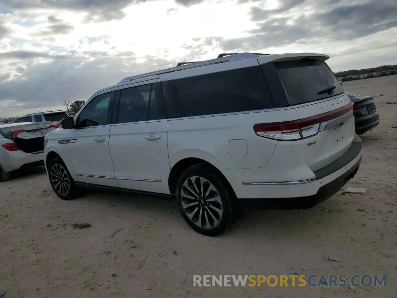 2 Photograph of a damaged car 5LMJJ3KT6NEL05029 LINCOLN NAVIGATOR 2022
