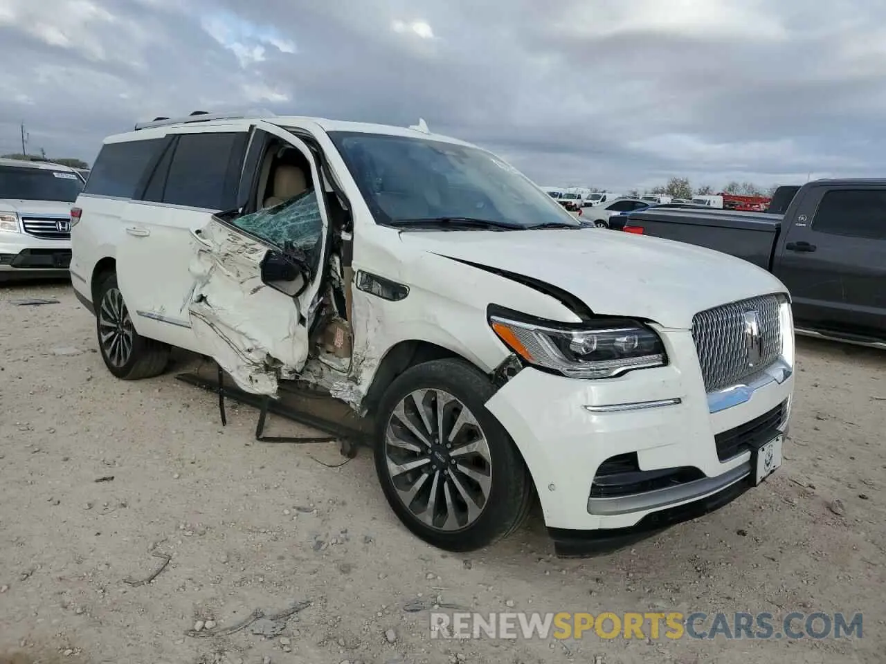 4 Photograph of a damaged car 5LMJJ3KT6NEL05029 LINCOLN NAVIGATOR 2022