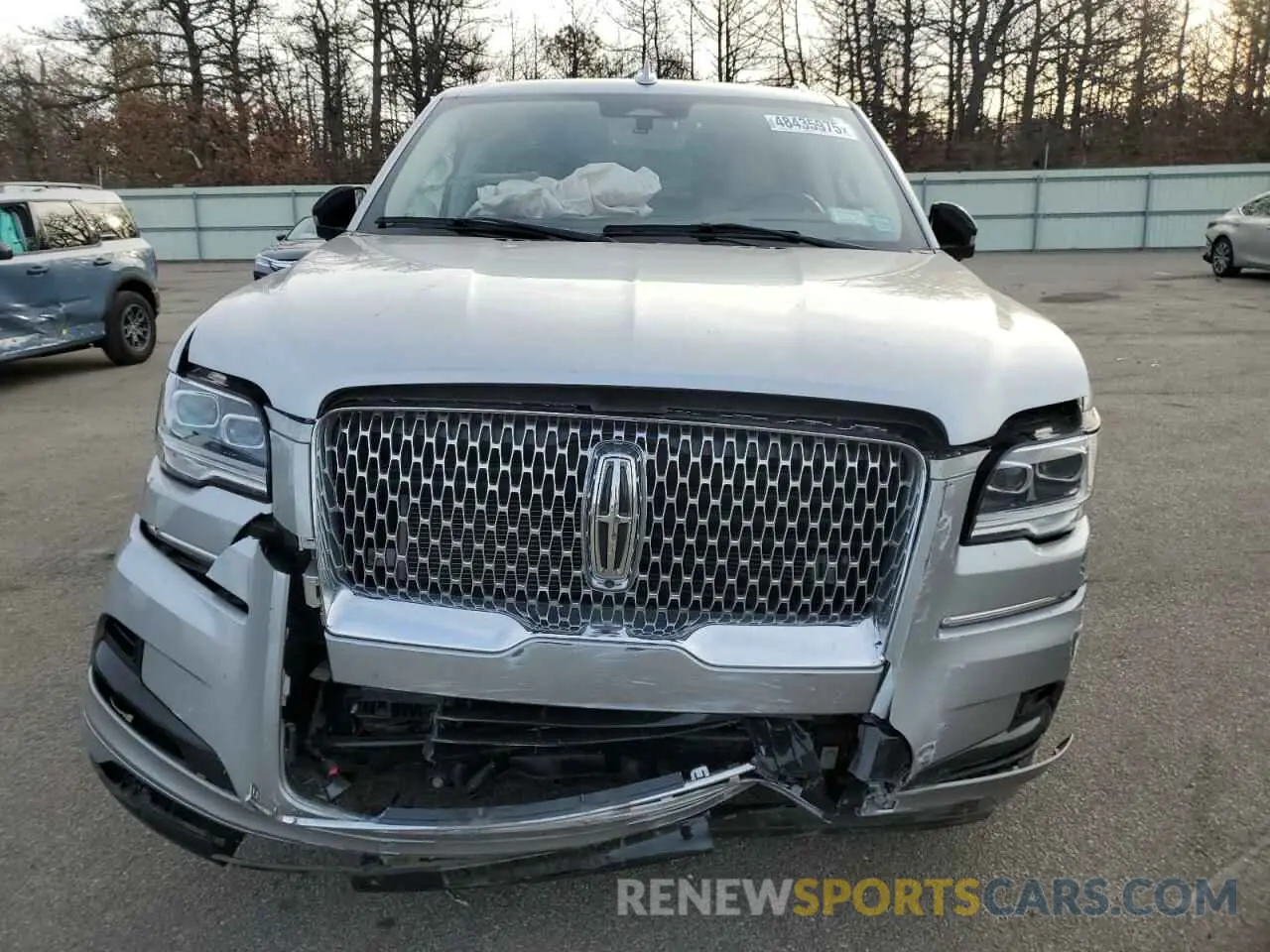 5 Photograph of a damaged car 5LMJJ3LT0NEL03372 LINCOLN NAVIGATOR 2022