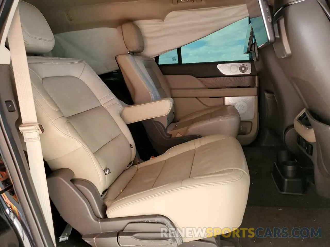 11 Photograph of a damaged car 5LMJJ3LT4NEL04511 LINCOLN NAVIGATOR 2022