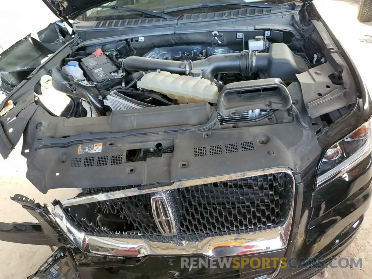 12 Photograph of a damaged car 5LMJJ3LT4NEL04511 LINCOLN NAVIGATOR 2022