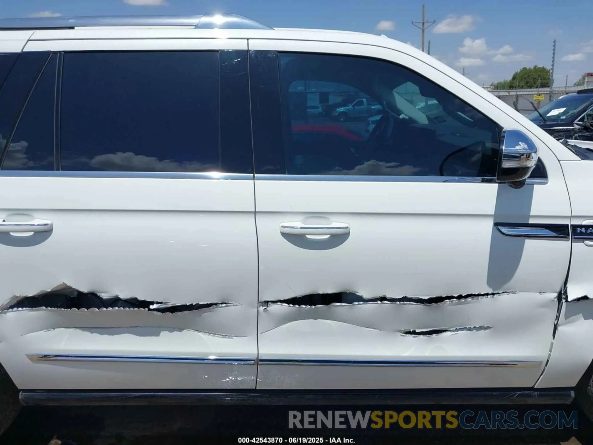 14 Photograph of a damaged car 5LMJJ3TT8NEL04771 LINCOLN NAVIGATOR 2022