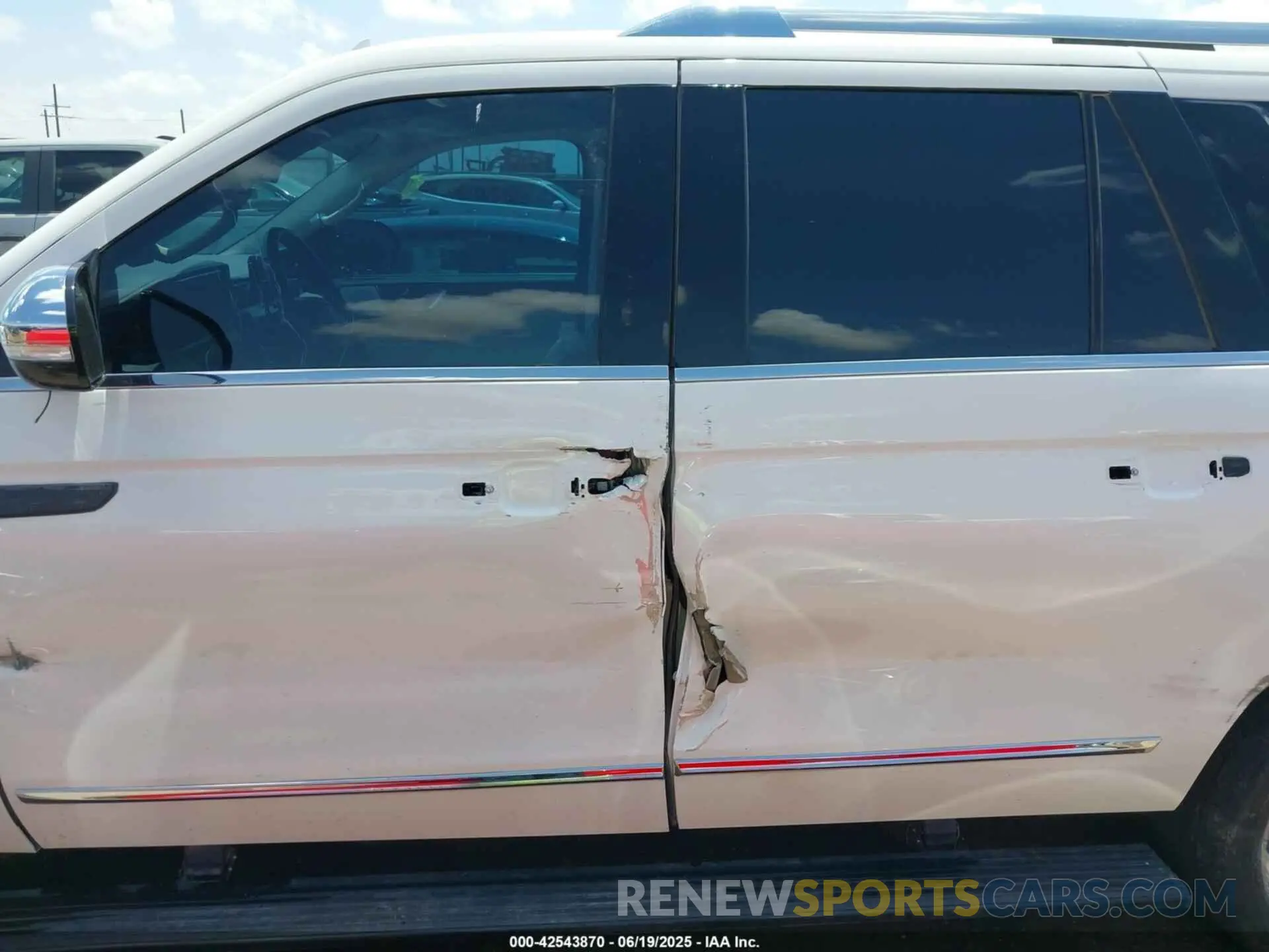 15 Photograph of a damaged car 5LMJJ3TT8NEL04771 LINCOLN NAVIGATOR 2022