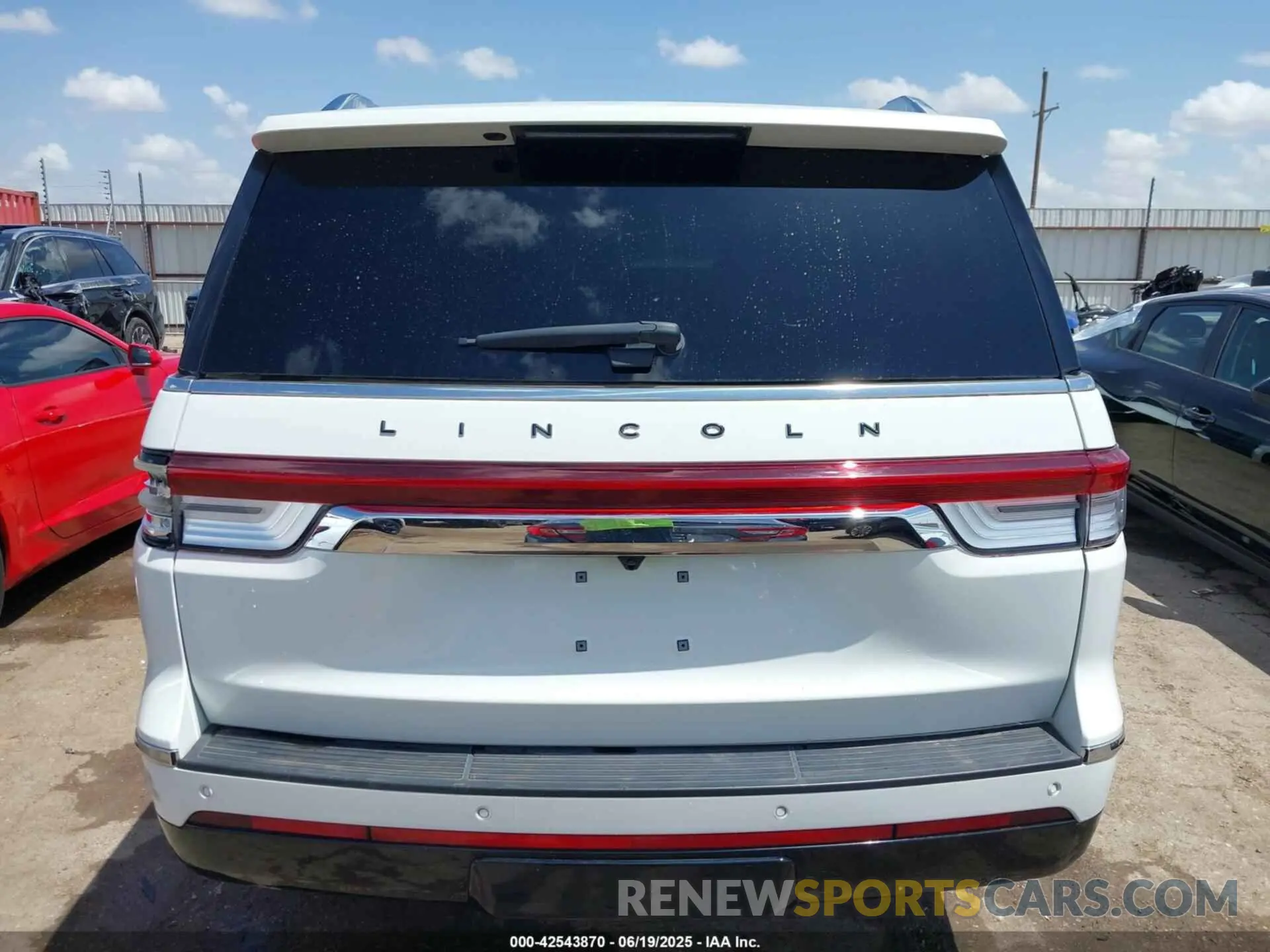 17 Photograph of a damaged car 5LMJJ3TT8NEL04771 LINCOLN NAVIGATOR 2022