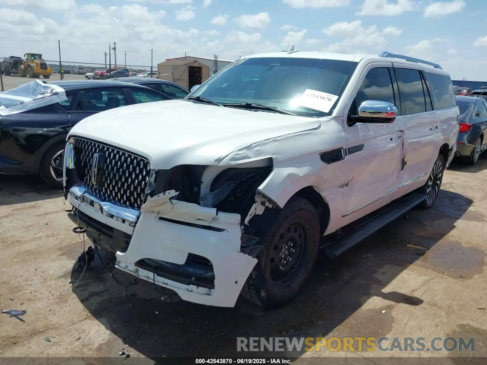 2 Photograph of a damaged car 5LMJJ3TT8NEL04771 LINCOLN NAVIGATOR 2022
