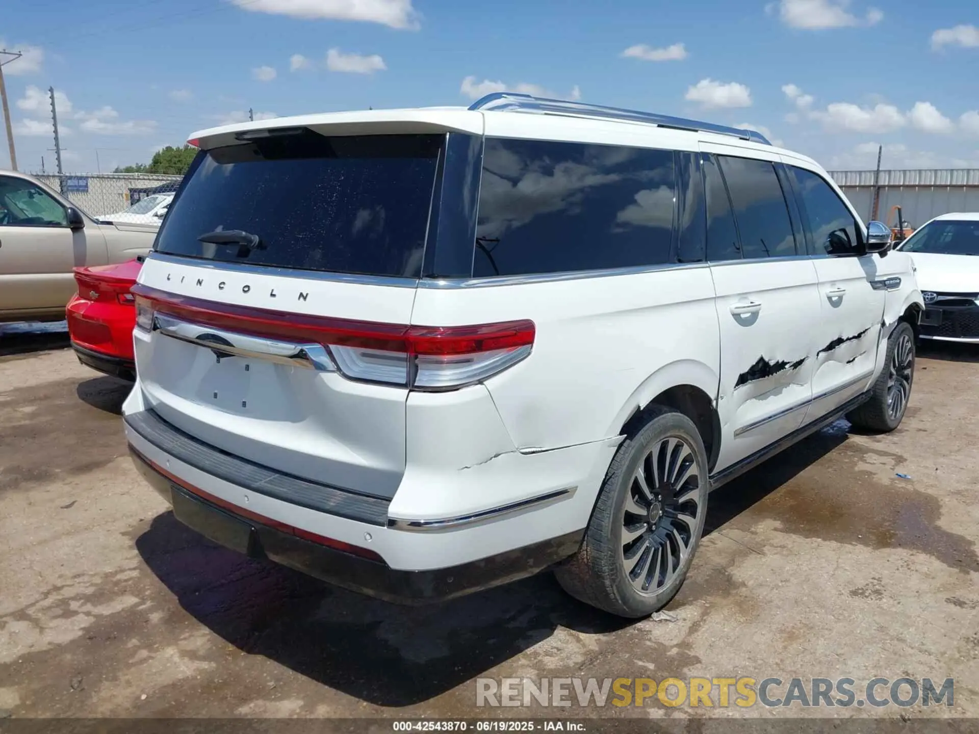 4 Photograph of a damaged car 5LMJJ3TT8NEL04771 LINCOLN NAVIGATOR 2022