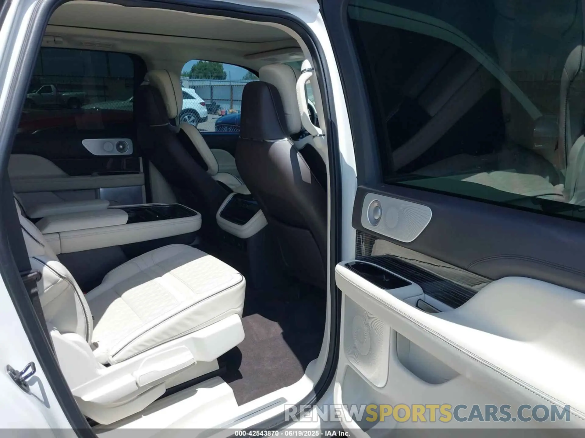 8 Photograph of a damaged car 5LMJJ3TT8NEL04771 LINCOLN NAVIGATOR 2022